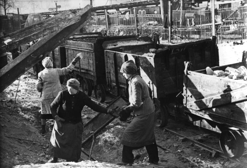 Kvinnor sorterar tegel ur Berlins ruiner, 1946. Bundesarchiv, CC BY-SA 3.0 DE. Kvinnor sorterar tegel ur Berlins ruiner, 1946.