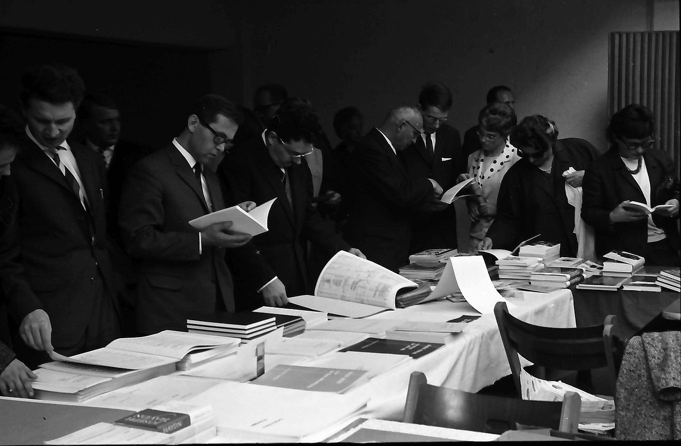 Publik vid not- och bokutställningen under Donaueschinger Musiktage, 20 oktober 1963. Foto: Willy Pragher/Landesarchiv Baden-Württemberg, CC BY 4.0. Publik vid not- och bokutställningen under Donaueschinger Musiktage, 20 oktober 1963.