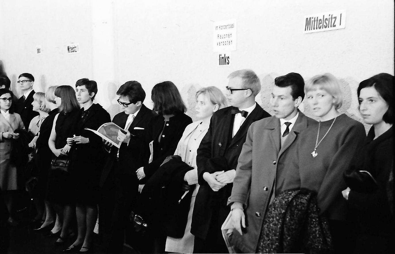 Unga åhörare på ståplats vid Donaueschinger Musiktage, 16 oktober 1965.