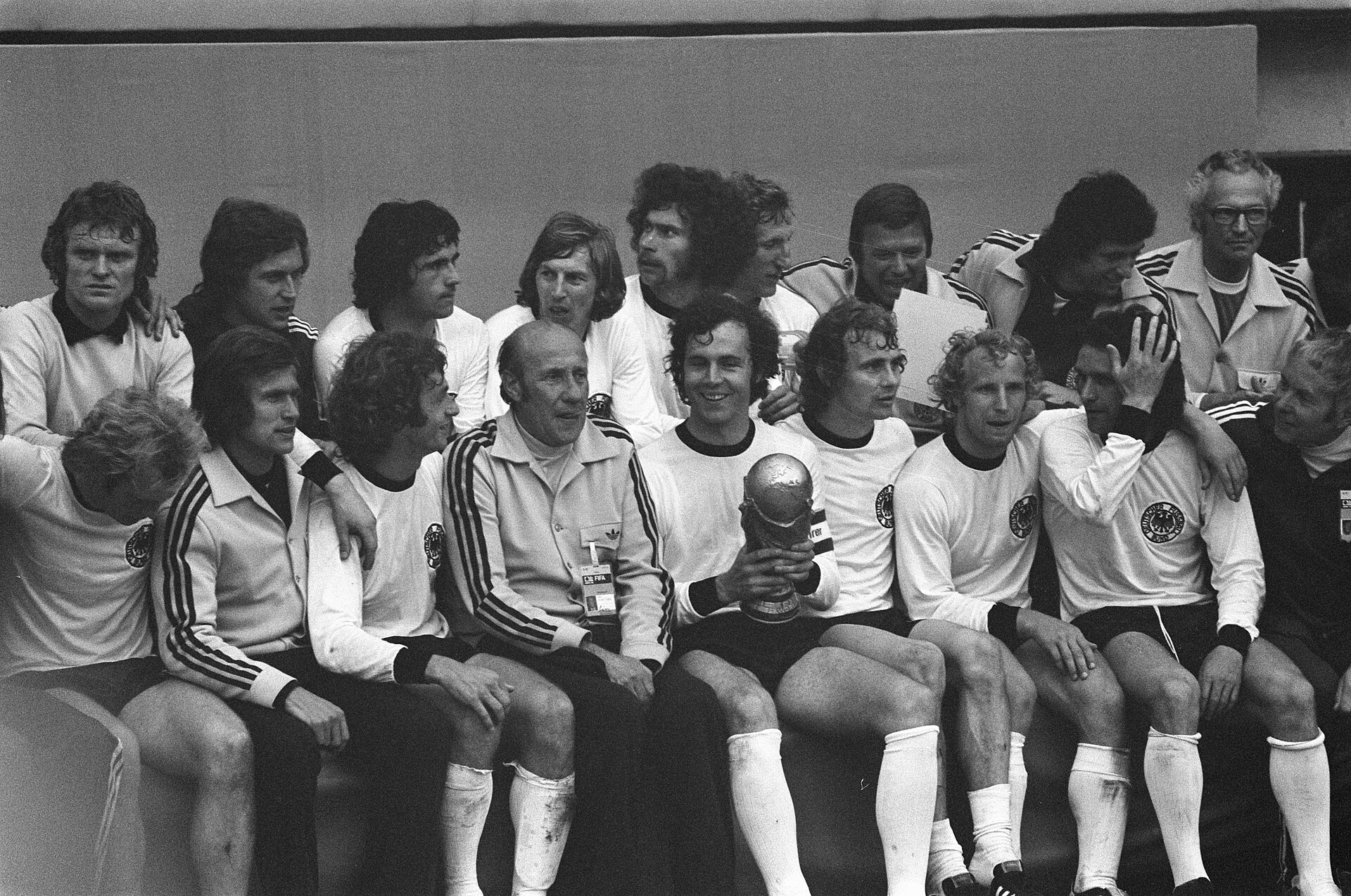 Västtysklands landslag med VM-pokalen efter finalen i München, 7 juli 1974.