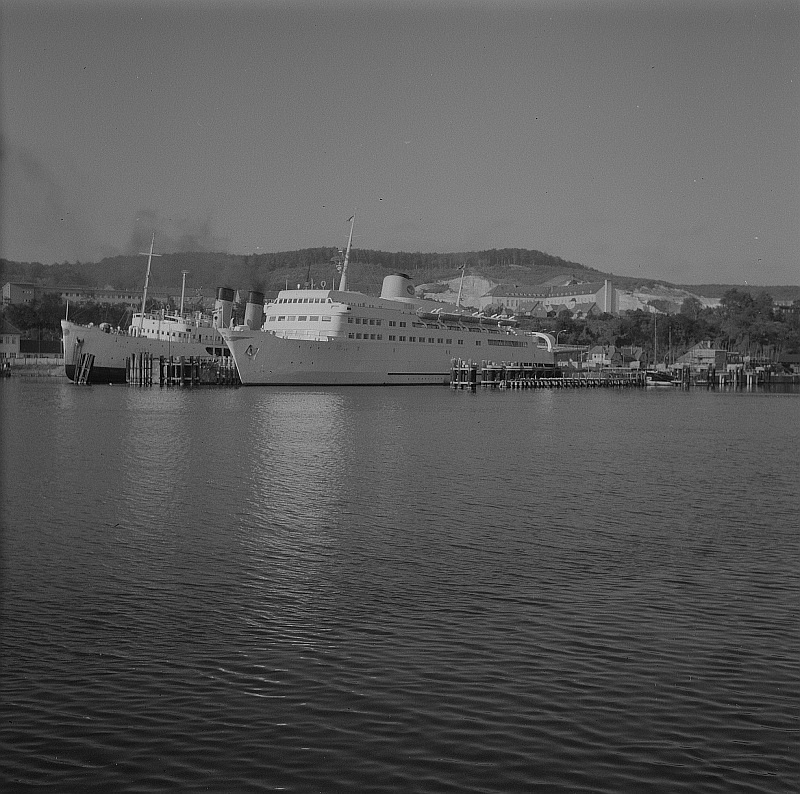 Färjeläget i Sassnitz med de östtyska och svenska färjorna Sassnitz och Der Starke, 1962/63. Foto: Richard Peter sen./Deutsche Fotothek, CC BY-SA 3.0 DE. Färjeläget i Sassnitz med de östtyska och svenska färjorna Sassnitz och Der Starke, 1962/63.