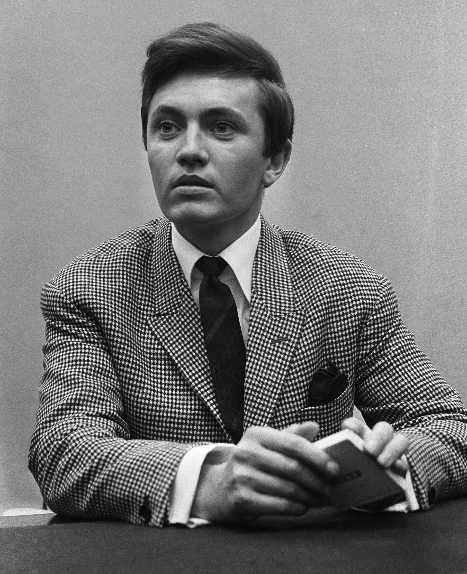 Rex Gildo vid en presskonferens på Schiphol, 2 oktober 1964. Foto: Harry Pot/Anefo/Nationaal Archief, CC0. Rex Gildo vid en presskonferens på Schiphol, 2 oktober 1964.