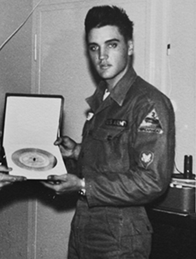 Elvis Presley tar emot en europeisk guldskiva för försäljningen av King Creole, omkring 1959.