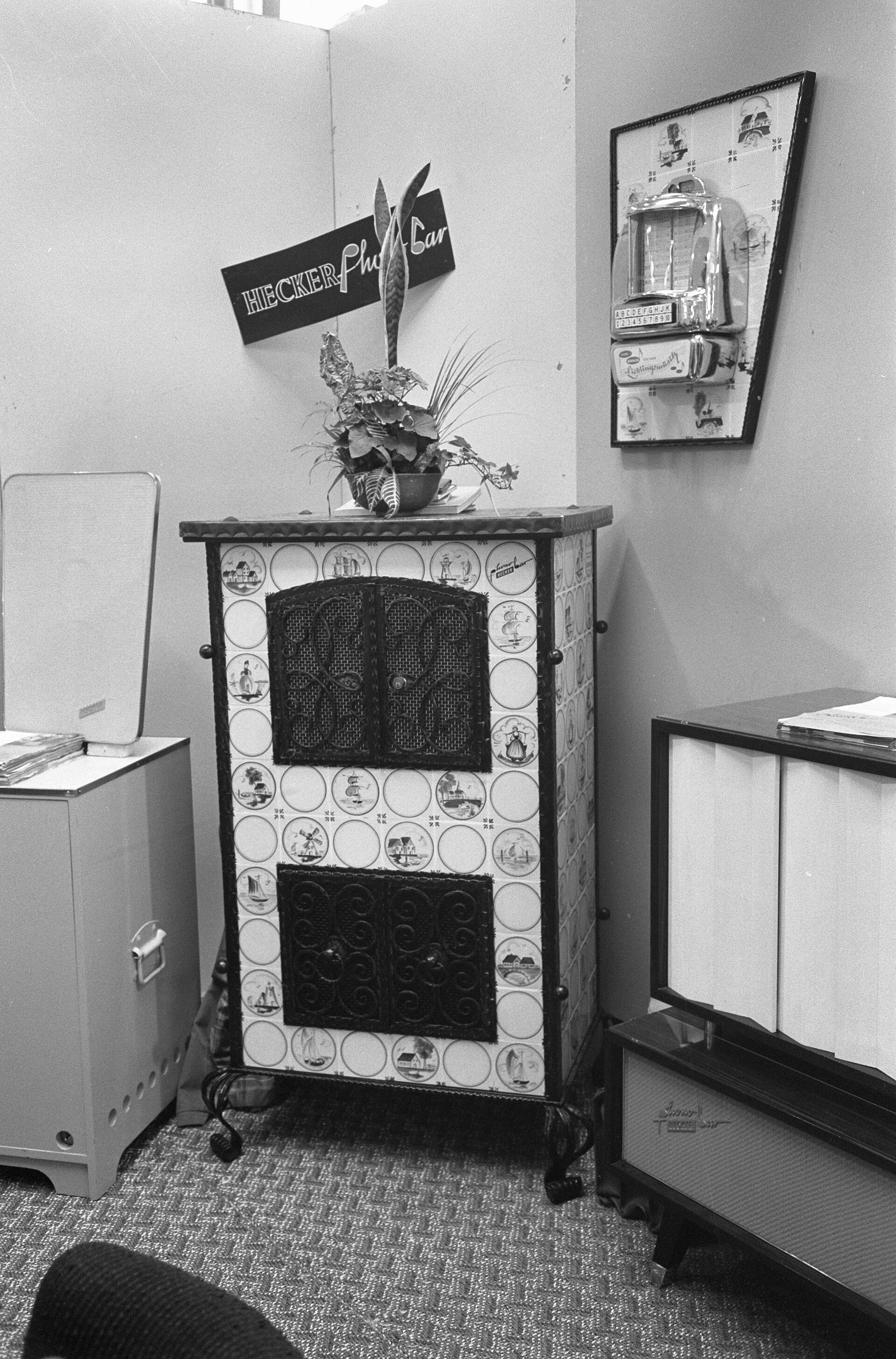 En Hecker Phono Bar visas på en branschmässa i Amsterdam, 20 februari 1962. Foto: Harry Pot/Anefo/Nationaal Archief, CC0. En Hecker Phono Bar visas på en branschmässa i Amsterdam, 20 februari 1962.