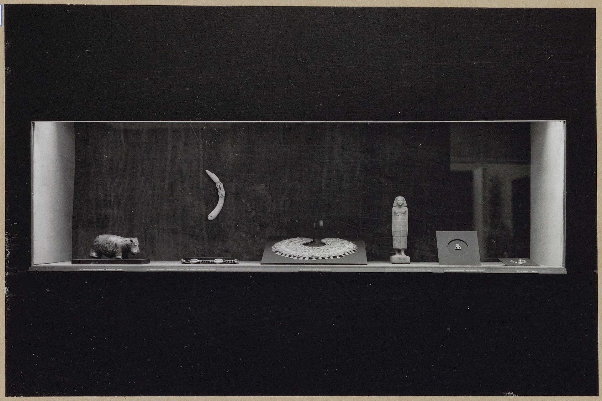 En museivitrin i Rijksmuseums utställning om 5 000 år av egyptisk konst, hösten 1960.